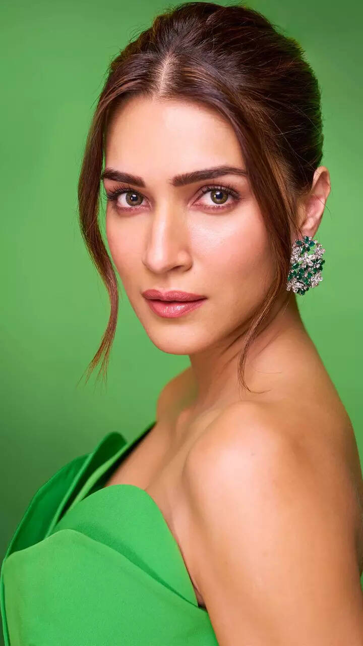Kriti Sanon raises the glam bar in a green strapless gown | Times of India