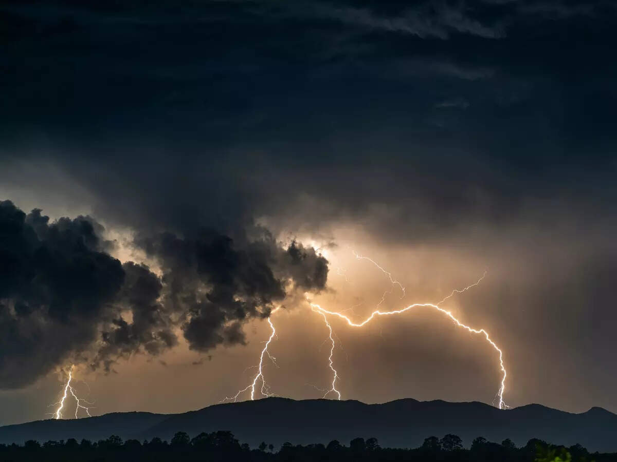 Snow and rain warnings for several states; Uttarakhand gets yellow alert for thunderstorms Snow and rain warnings for several states; Uttarakhand gets yellow alert for thunderstorms
