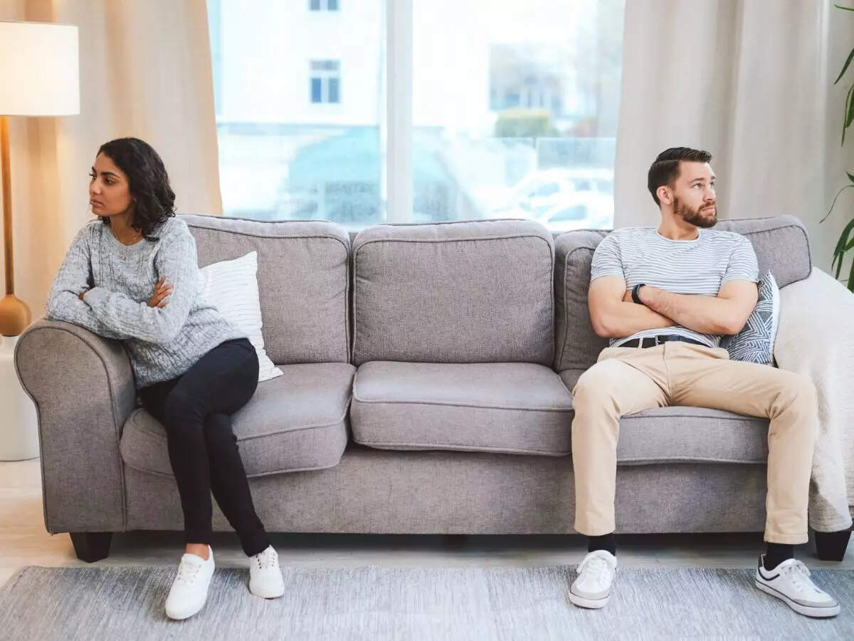 9 signs of an emotionally unavailable partner