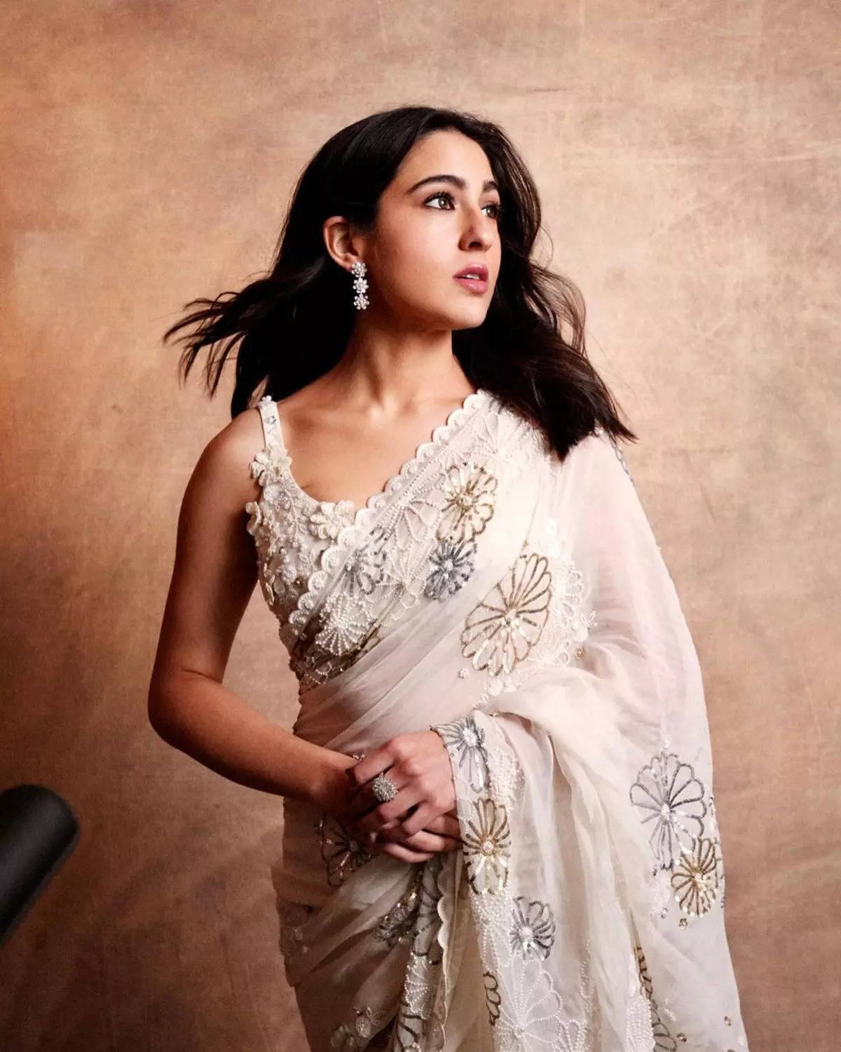 Sara Ali Khan impresses in saree at grand unveiling of 'Ae Watan Mere Watan'