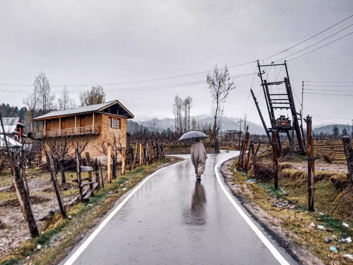 Kashmir weather update: Rainfall in Srinagar and snowfall in Gulmarg delight tourists