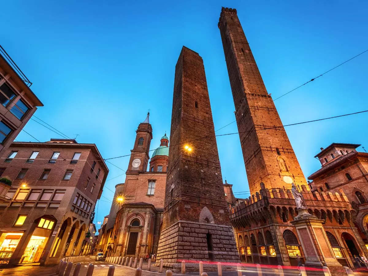 Can Italy save Torre Garisenda from collapsing, like it did with the Leaning Tower of Pisa?