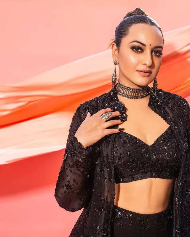 Sonakshi Sinha's ethnic closet for 'Heeramandi' promotional spree commands attention, see pictures