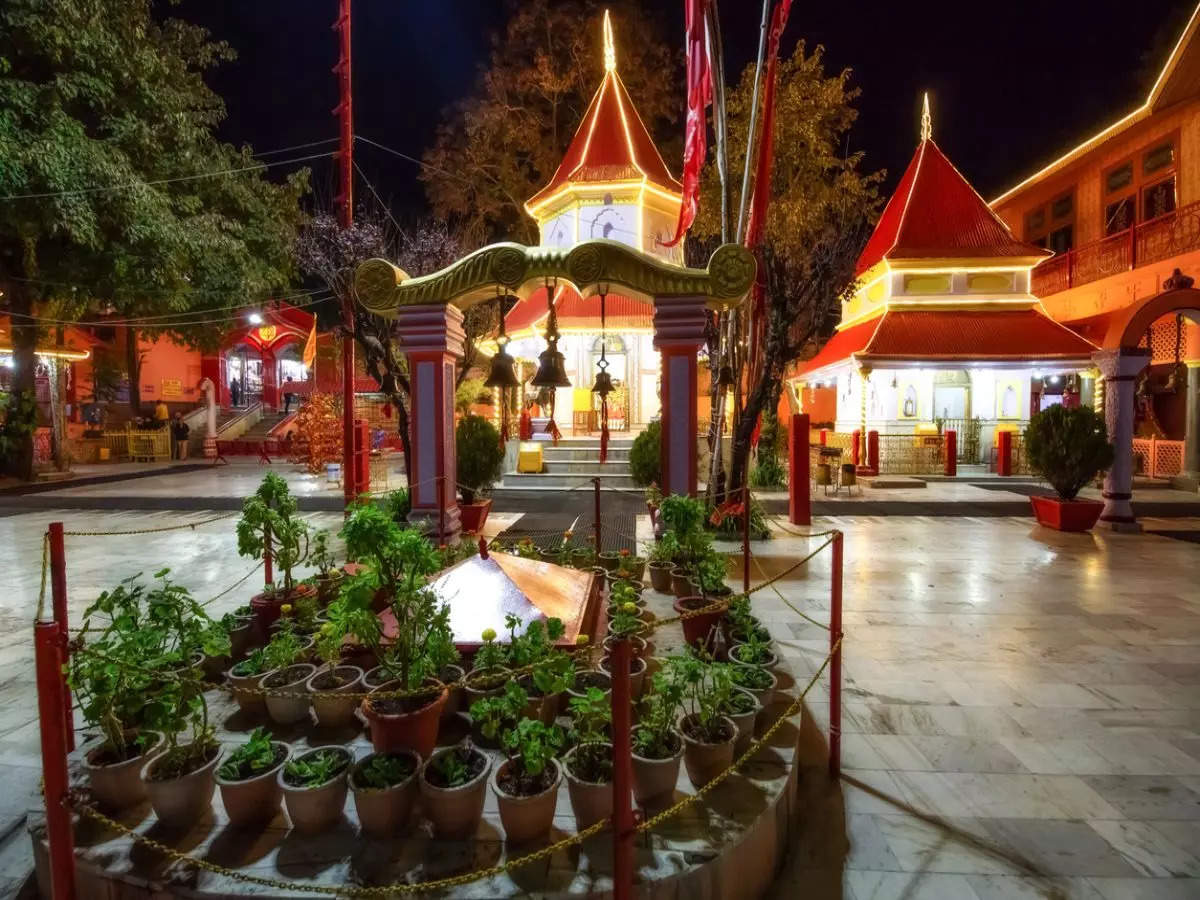 How to reach Naina Devi Temple in Nainital?