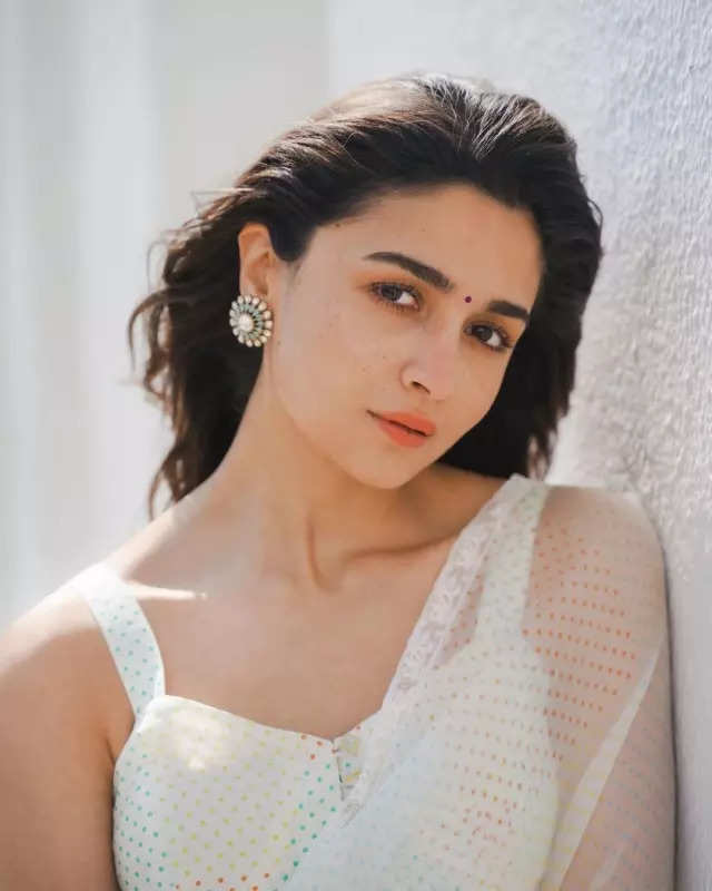 Alia Bhatt's regal affair in pearl sharara set leaves the internet in awe of her grace, see pictures