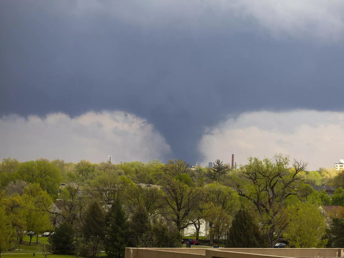 Midwest tornadoes collapse buildings and level homes in Nebraska and Iowa
