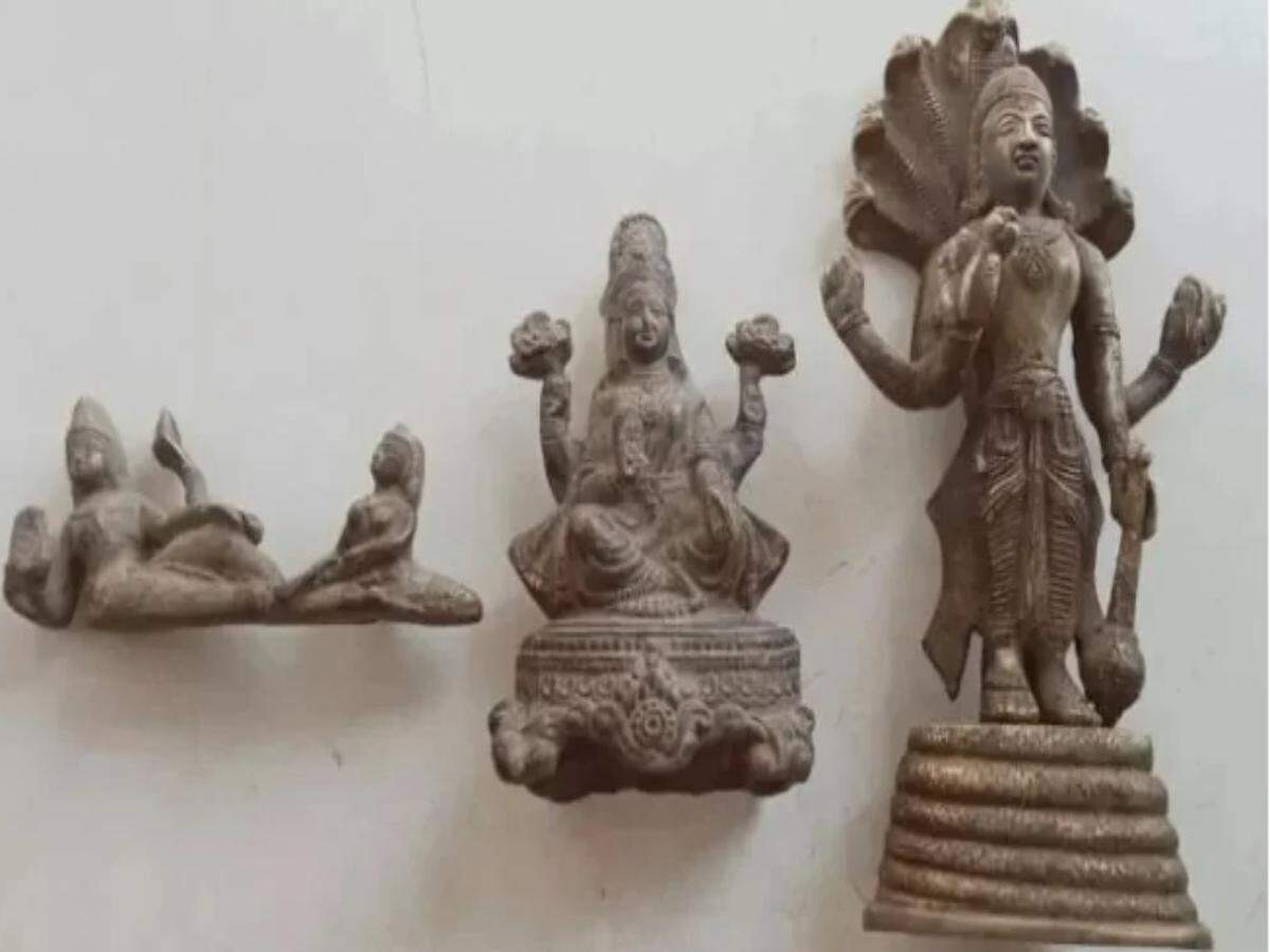 Haryana: 400-year-old bronze idols of Lord Vishnu and Goddess Lakshmi unearthed Haryana: 400-year-old bronze idols of Lord Vishnu and Goddess Lakshmi unearthed