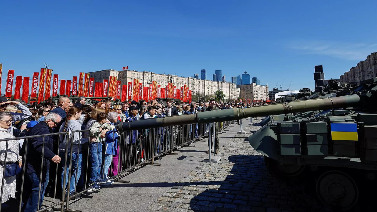 Russians flock to see Western 'trophy' tanks seized in Ukraine