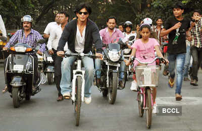 SRK cycles with daughter Suhana