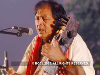 Famous personalities who died in 2011