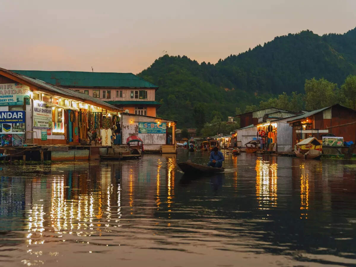 Increased tourist footfall in Srinagar; may have to book a month in advance for houseboat rides! Increased tourist footfall in Srinagar; may have to book a month in advance for houseboat rides!
