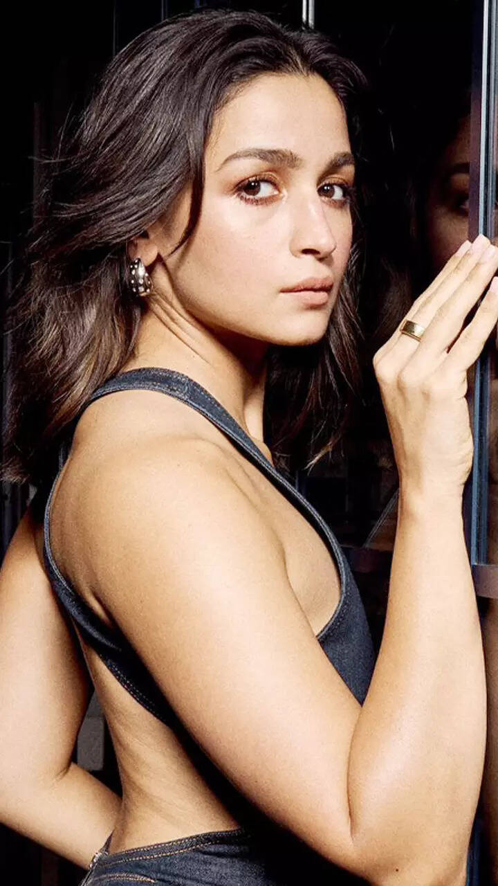 Alia Bhatt makes fashion statement in a denim bodycon dress | Times of India