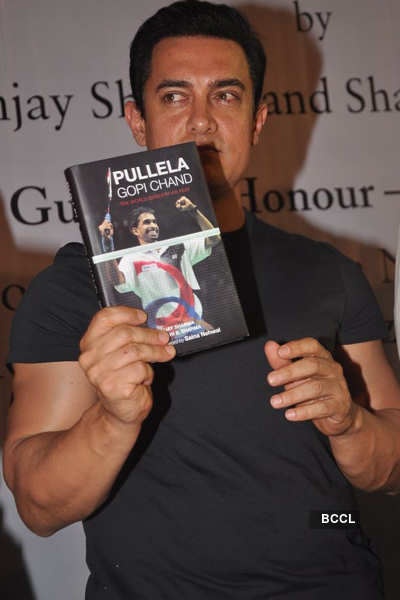 Aamir, Saina unveil book on Phulela Gopichand