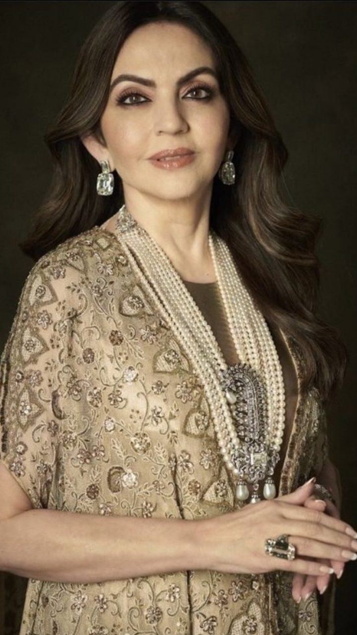 ambani gold dress ELLEFashion: Mrs. Nita Mukesh Ambani, renowned for her love of craftsmanship, stuns in a custom Manish Malhotra antique gold ensemble. Drawing inspiration from the classic Hyderabadi kurta and Khada dupatta, this bespoke