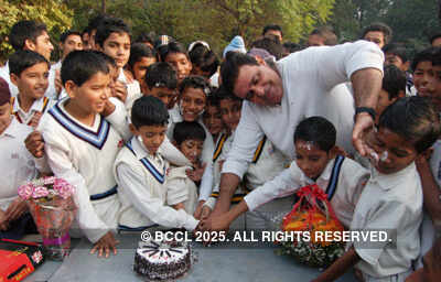 Yuvi's father celebrates his b'day with kids