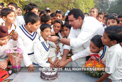 Yuvi's father celebrates his b'day with kids