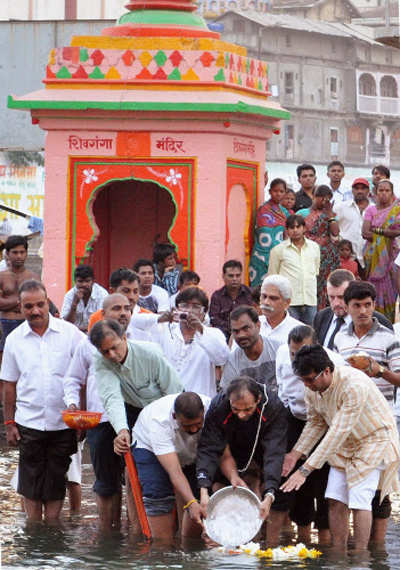 Dev Anand's ashes immersed in Godavari