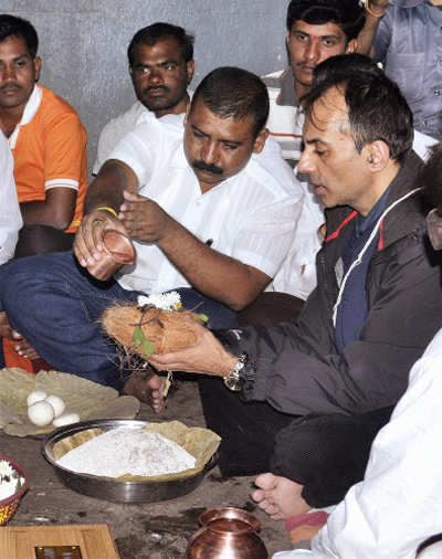 Dev Anand's ashes immersed in Godavari