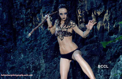 Models pose for wild photoshoot!