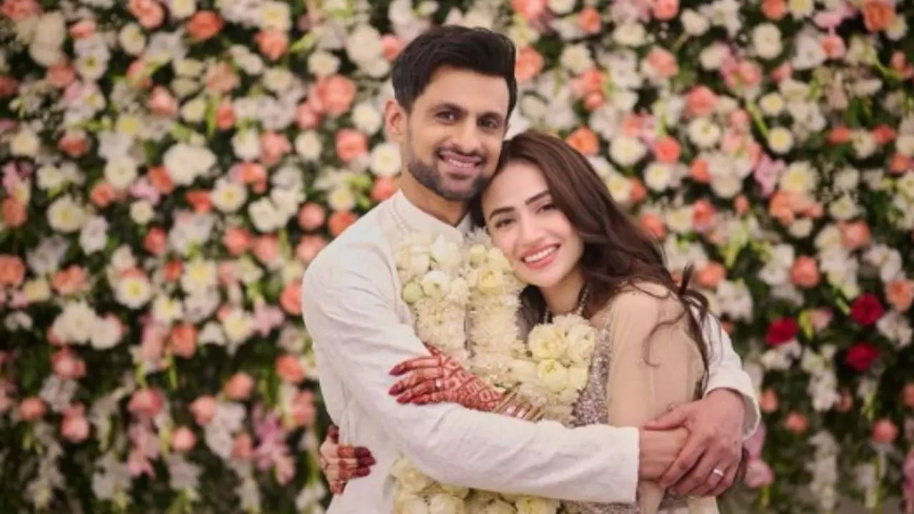 Is Shoaib Malik still fond of his third wife Sana Javed? Body language expert decodes their relationship