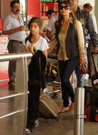Gauri Khan with kids at airport