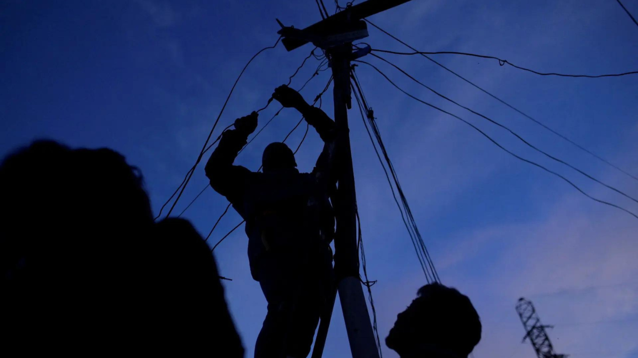 Venezuela plunges into darkness: Nationwide blackout hits all 24 states, extreme heat drives people outdoors without power