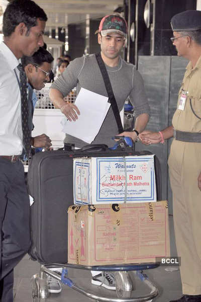 SRK, Tusshar leave for Dubai 