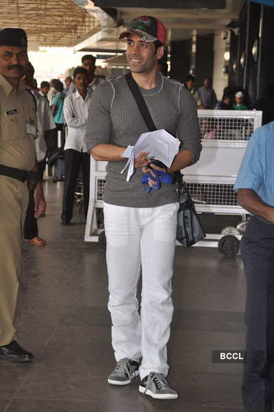 SRK, Tusshar leave for Dubai 