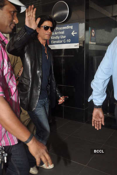 SRK leave for Dubai