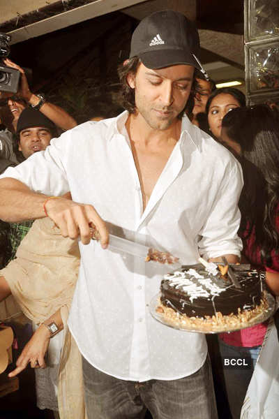 Hrithik's 38th b'day with media