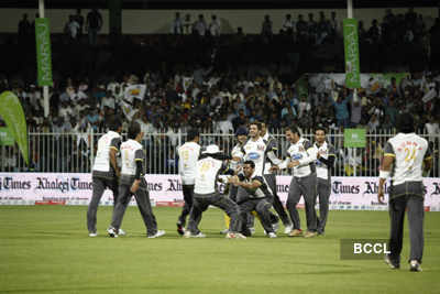 Newly weds Riteish, Genelia at CCL 2