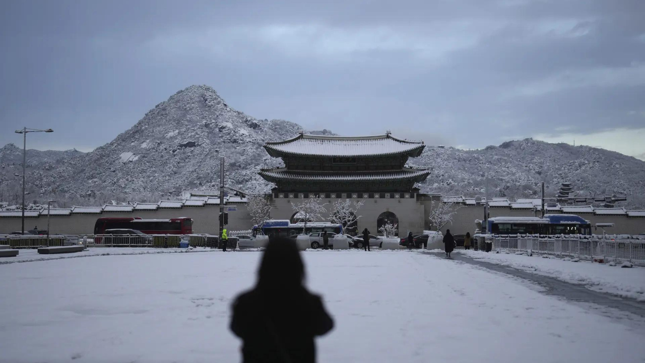 Flights grounded, streets covered in Seoul's worst November snowstorm ...