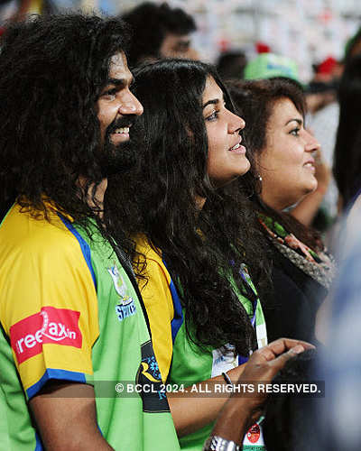 Newly weds Riteish, Genelia at CCL 2