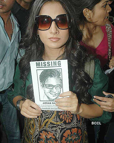 Vidya looks for hubby at station!