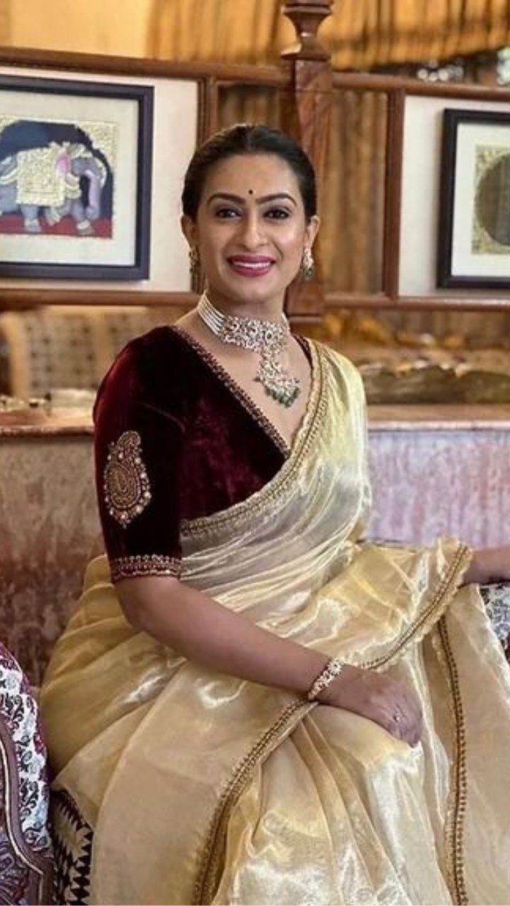 Dark-hued blouse-sari combinations for this wedding season | Times of India