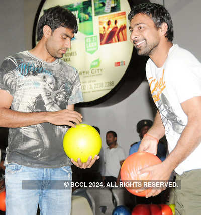 Munaf, Praveen play bowling alley game
