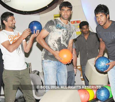 Munaf, Praveen play bowling alley game