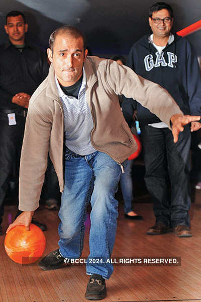 Cast of 'Gali Gali...' go bowling