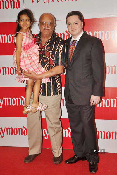 Gautam Singhania with daughter Niharika and father Vijaypat Singhania ...