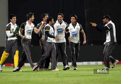 Newly weds Riteish, Genelia at CCL 2