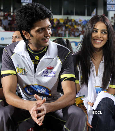 Newly weds Riteish, Genelia at CCL 2