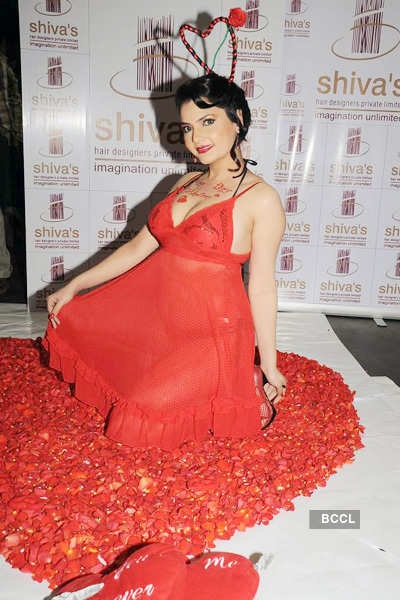 Madhvi Sharma's hot 'Valentine' shoot