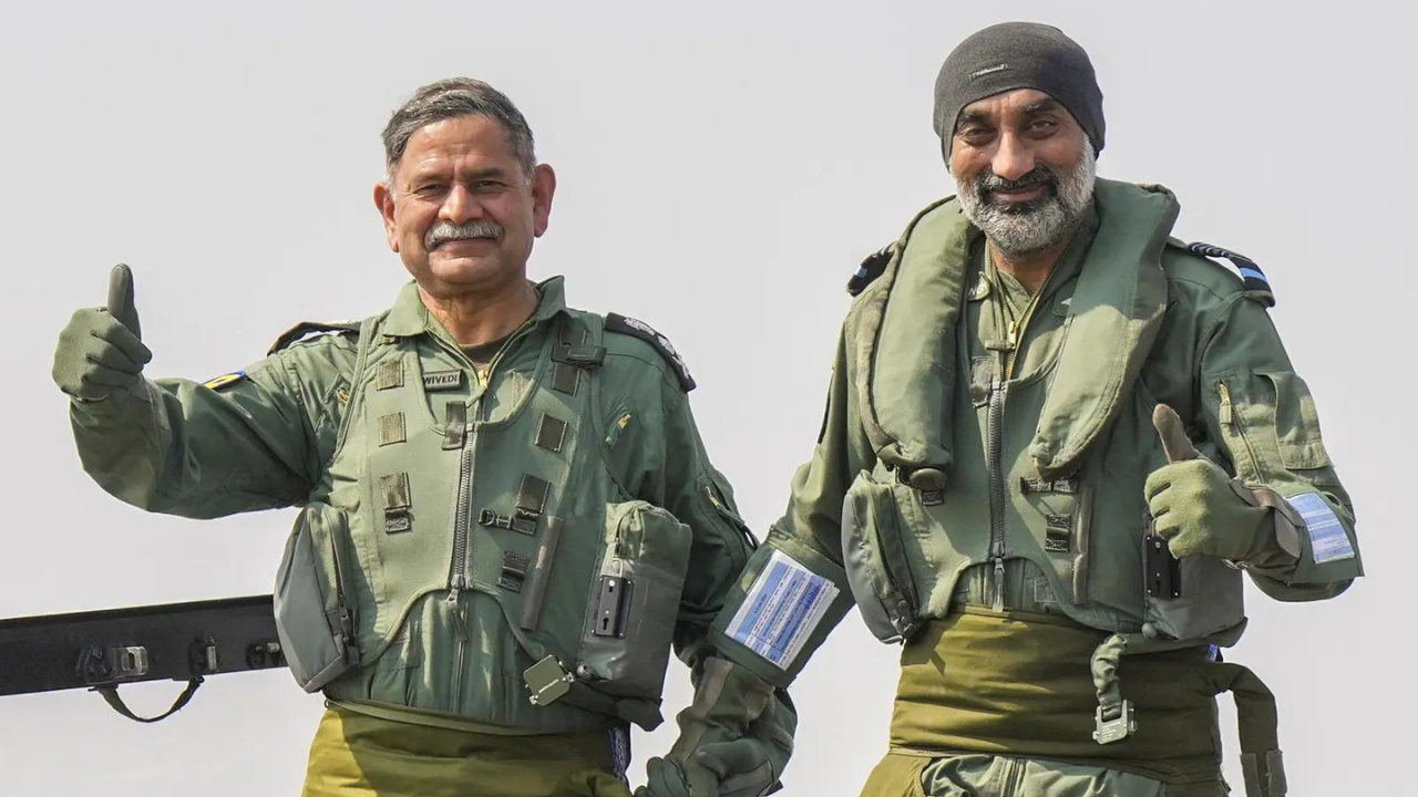 IAF and Army chiefs share Tejas sortie; Army chief praises IAF