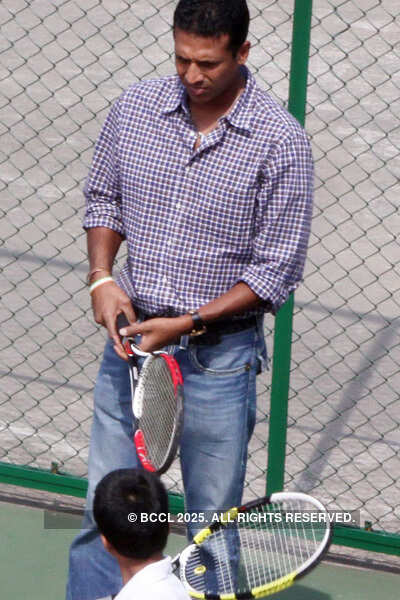 Mahesh Bhupati plays Tennis with kids