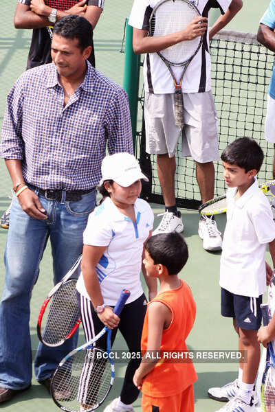 Mahesh Bhupati plays Tennis with kids