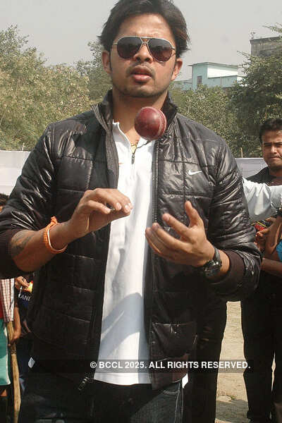 Sreesanth plays cricket with students
