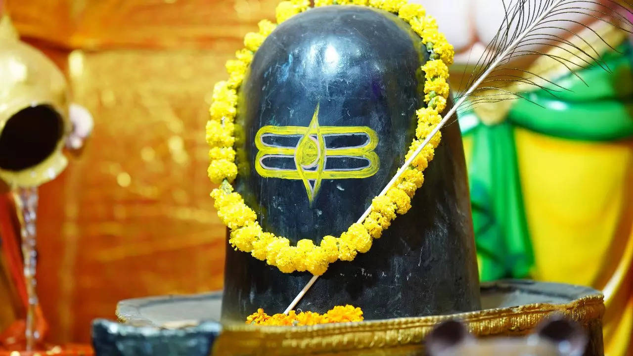 The correct way to perform Shivling Abhishekam on Mahashivratri