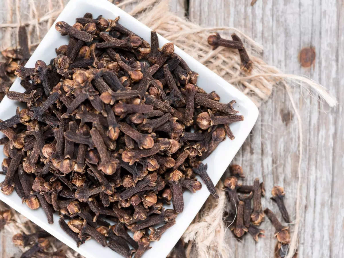 6 reasons to chew Cloves after meals