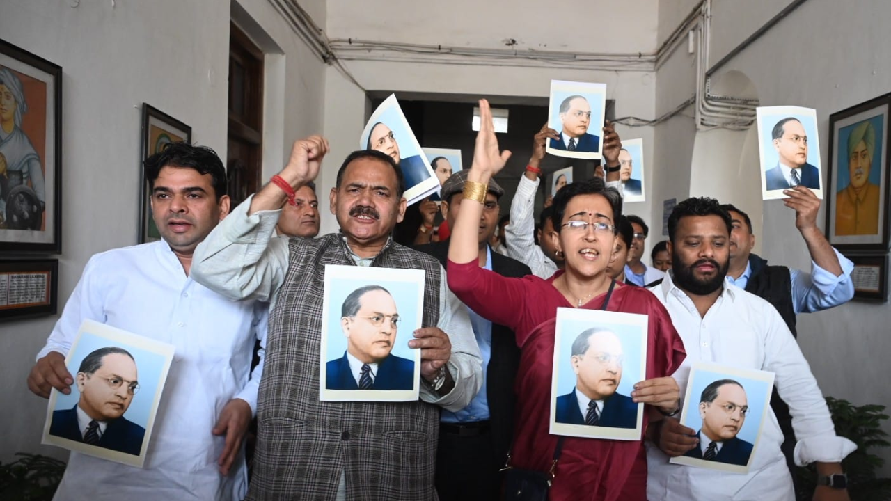 AAP vs BJP in Delhi Assembly: protests, slogans, and graft charges ...