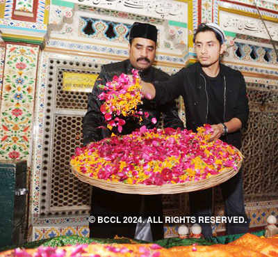 Pictures of famous personalities at shrines